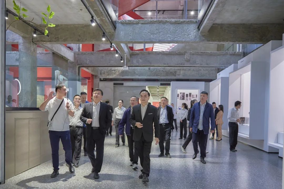 温州市中级人民法院党组书记、院长蒋卫宇一行莅临惠利玛鞋革产业数智园调研